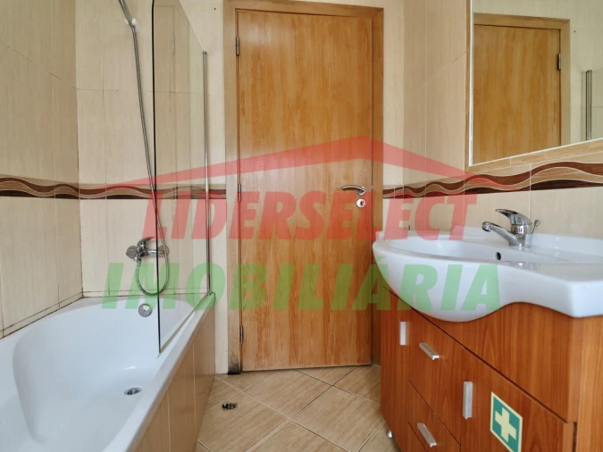 Apartamento T2 para Venda em Reguengo Grande Foto 6