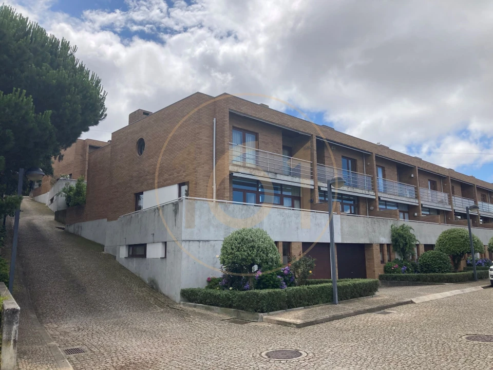Moradia T5 para Arrendamento em Santa Marinha Foto 1