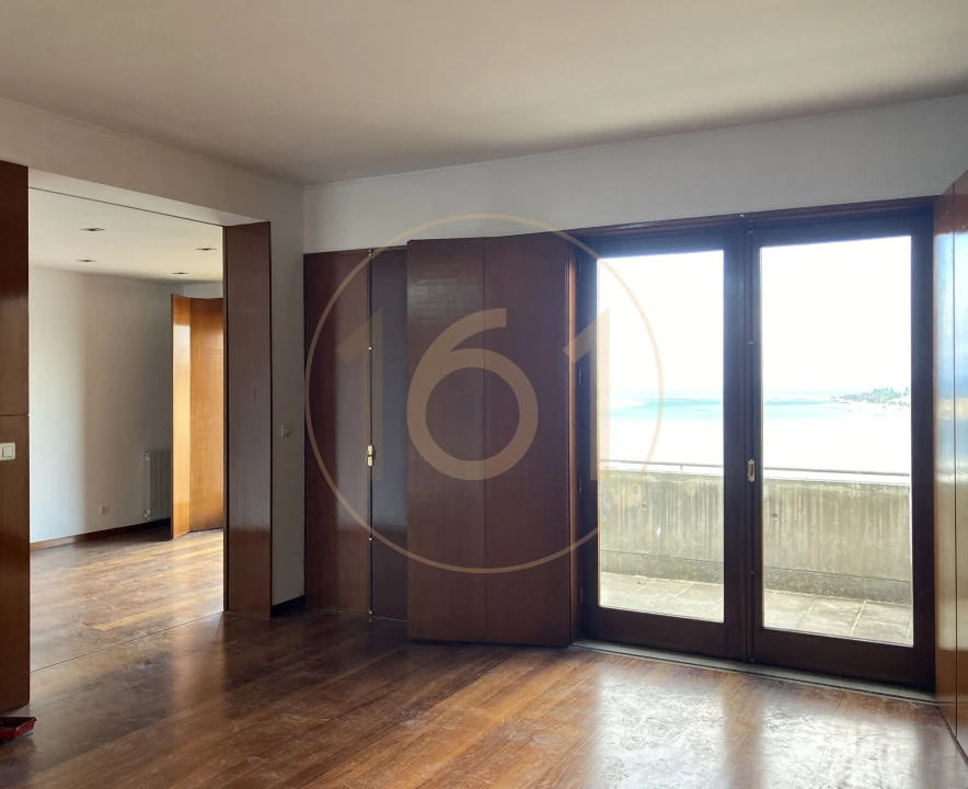 Moradia T5 para Arrendamento em Santa Marinha Foto 6