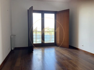 Moradia T5 para Arrendamento em Santa Marinha