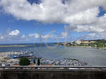 Moradia T5 para Arrendamento em Santa Marinha