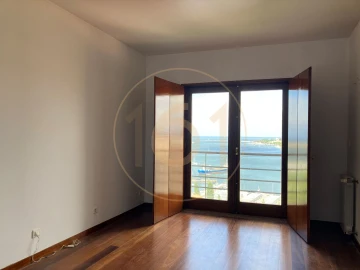 Moradia T5 para Arrendamento em Santa Marinha