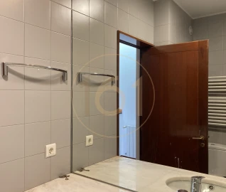 Moradia T5 para Arrendamento em Santa Marinha