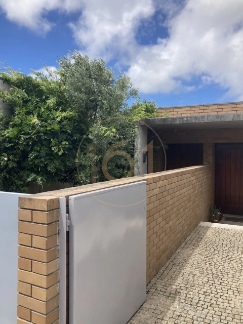 Moradia T5 para Arrendamento em Santa Marinha