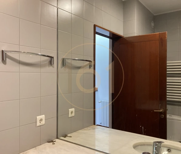 Moradia T5 para Arrendamento em Santa Marinha Foto 19