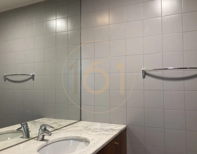 Moradia T5 para Arrendamento em Santa Marinha Foto 18