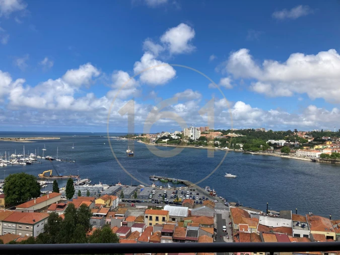 Moradia T5 para Arrendamento em Santa Marinha Foto 4