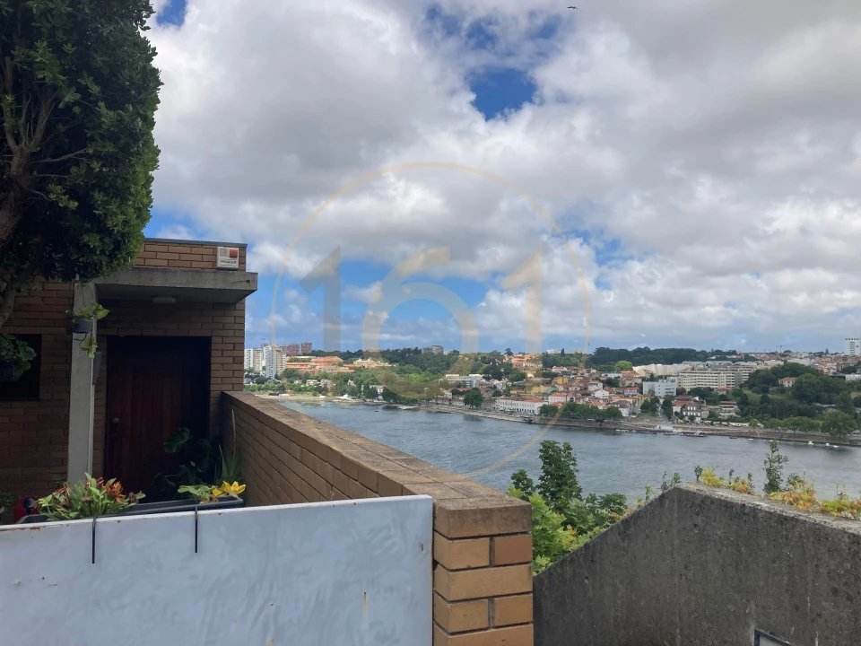 Moradia T5 para Arrendamento em Santa Marinha Foto 3