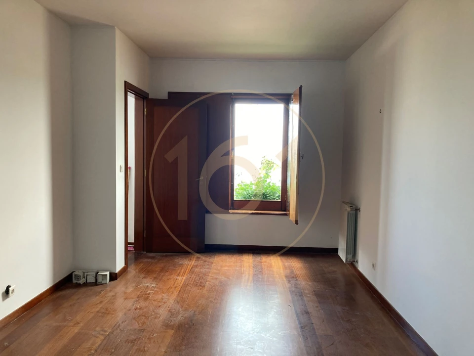 Moradia T5 para Arrendamento em Santa Marinha Foto 17