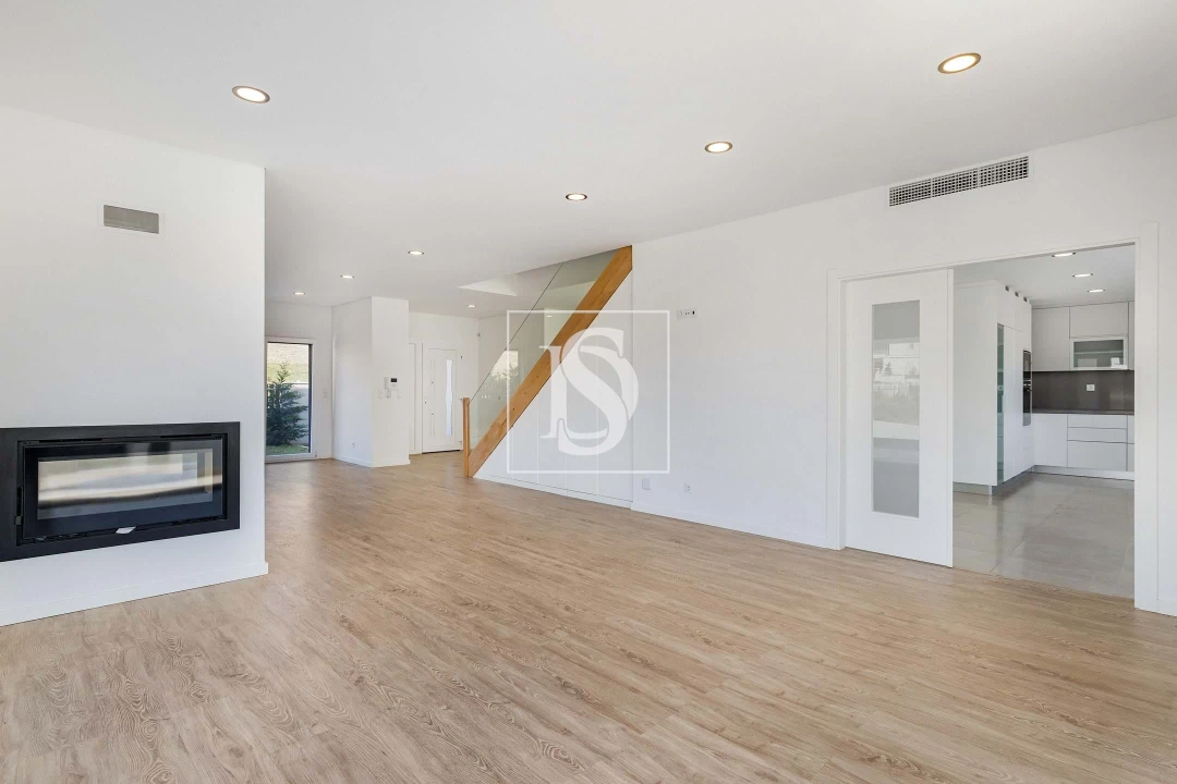 Moradia T5 para Venda em Santo António dos Cavaleiros e Frielas Foto 3