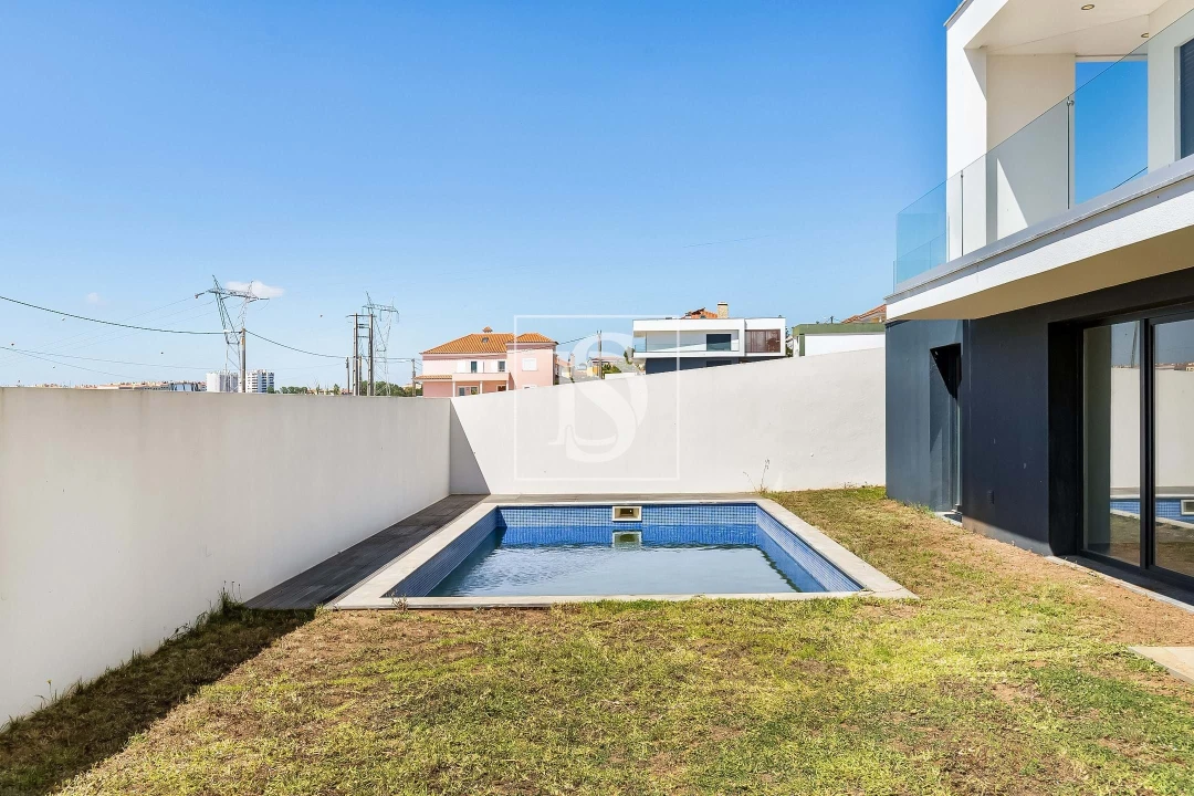 Moradia T5 para Venda em Santo António dos Cavaleiros e Frielas Foto 23