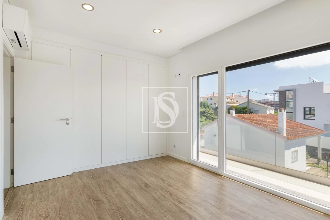 Moradia T5 para Venda em Santo António dos Cavaleiros e Frielas Foto 8