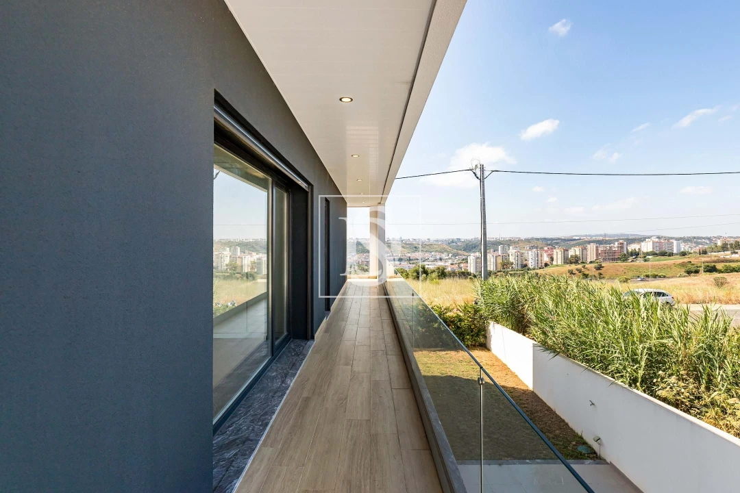 Moradia T5 para Venda em Santo António dos Cavaleiros e Frielas Foto 22