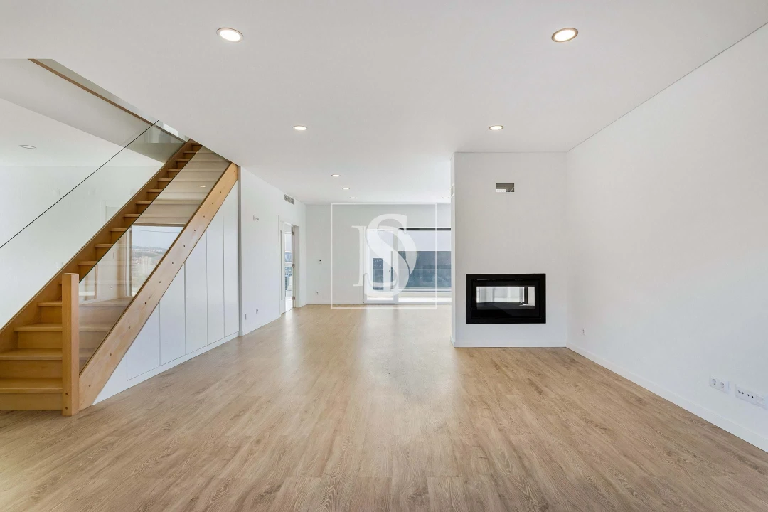 Moradia T5 para Venda em Santo António dos Cavaleiros e Frielas Foto 2