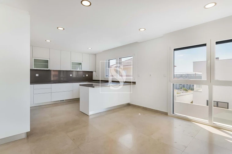 Moradia T5 para Venda em Santo António dos Cavaleiros e Frielas Foto 4