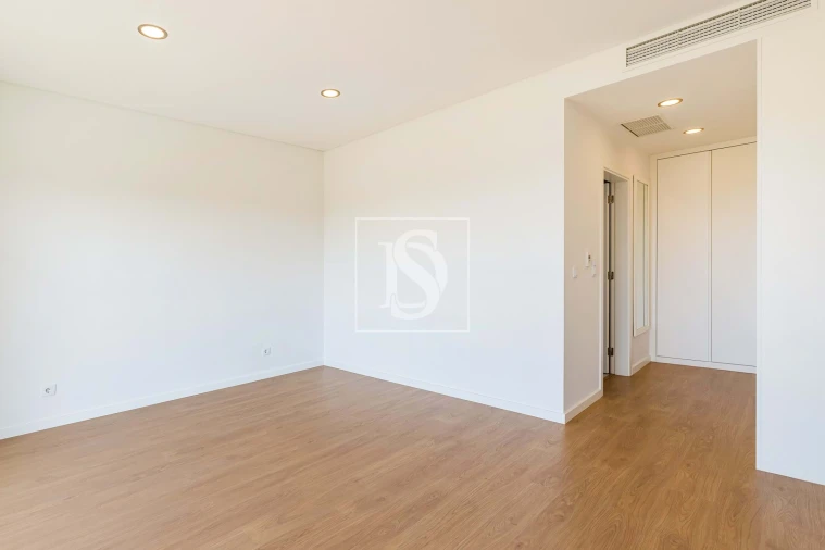 Moradia T5 para Venda em Santo António dos Cavaleiros e Frielas Foto 13