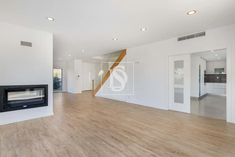 Moradia T5 para Venda em Santo António dos Cavaleiros e Frielas Foto 3