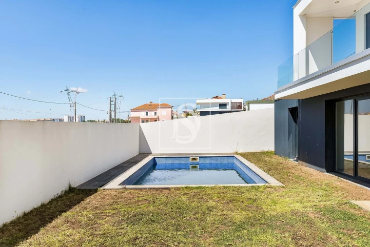 Moradia T5 para Venda em Santo António dos Cavaleiros e Frielas Foto 23