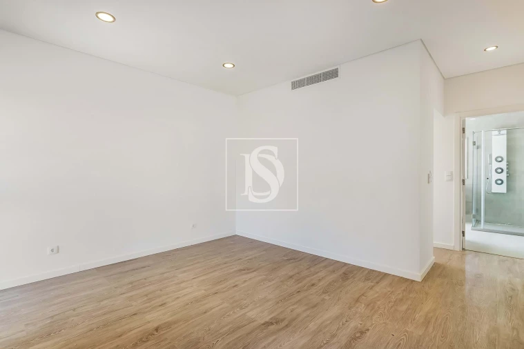 Moradia T5 para Venda em Santo António dos Cavaleiros e Frielas Foto 10