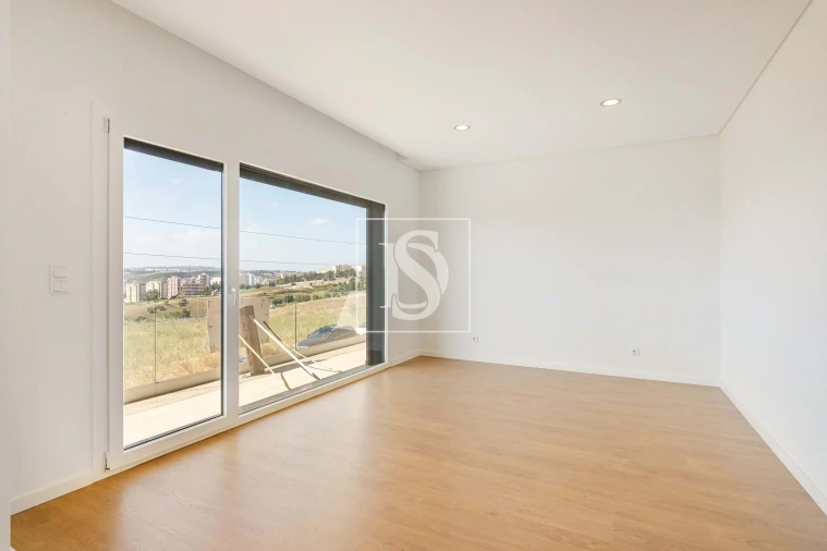 Moradia T5 para Venda em Santo António dos Cavaleiros e Frielas Foto 12