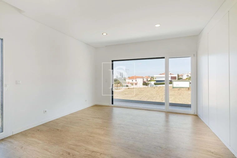 Moradia T5 para Venda em Santo António dos Cavaleiros e Frielas Foto 7