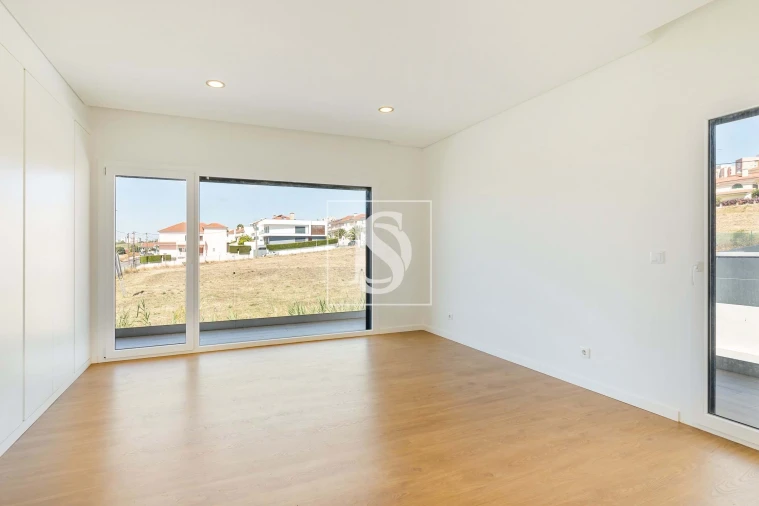 Moradia T5 para Venda em Santo António dos Cavaleiros e Frielas Foto 11