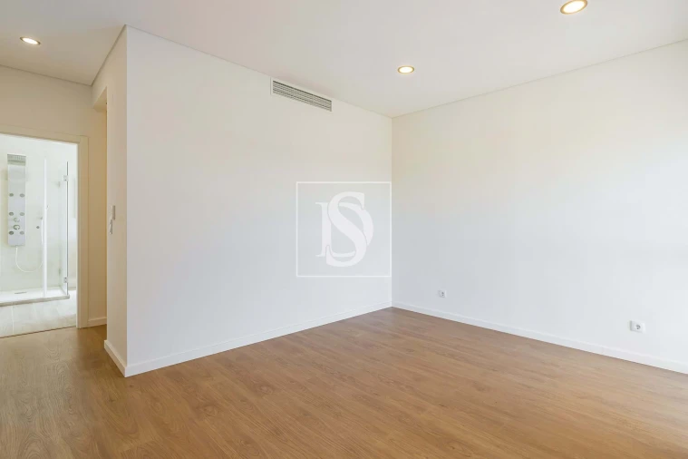 Moradia T5 para Venda em Santo António dos Cavaleiros e Frielas Foto 15