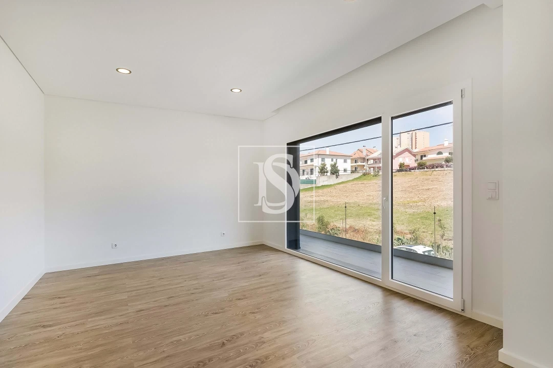 Moradia T5 para Venda em Santo António dos Cavaleiros e Frielas Foto 9