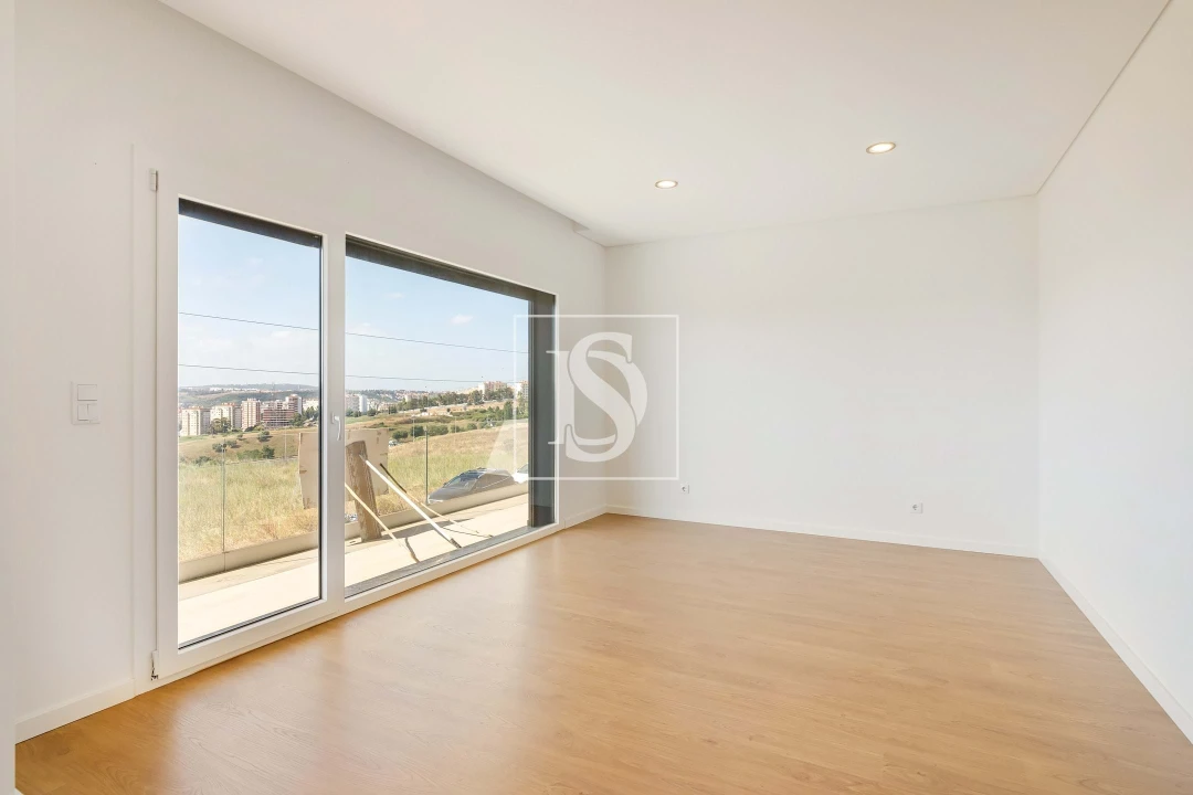 Moradia T5 para Venda em Santo António dos Cavaleiros e Frielas Foto 12