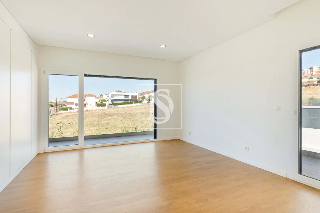 Moradia T5 para Venda em Santo António dos Cavaleiros e Frielas Foto 11