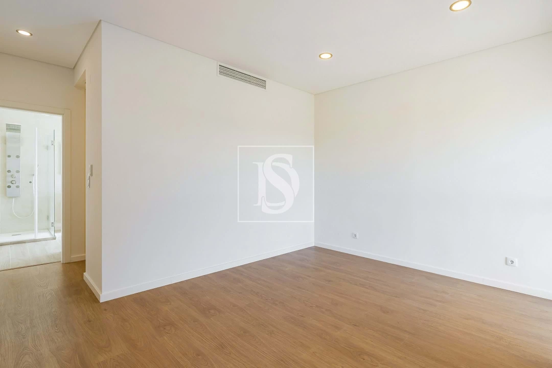 Moradia T5 para Venda em Santo António dos Cavaleiros e Frielas Foto 15