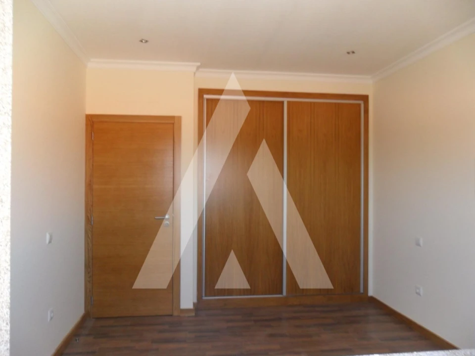 Moradia T3 para Venda em Duas Igrejas Foto 3