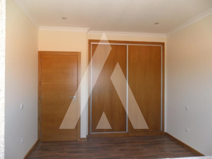 Moradia T3 para Venda em Duas Igrejas Foto 3