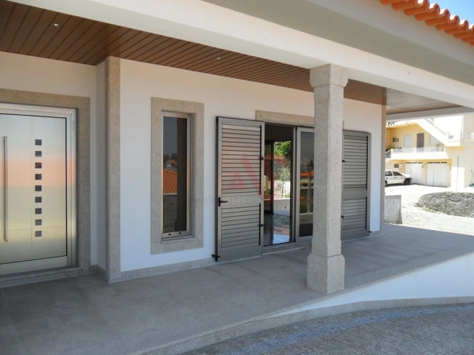 Moradia T5 para Venda em Duas Igrejas Foto 30