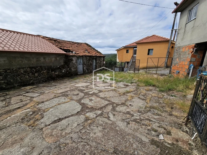 Moradia T4 para Venda em Gosende Foto 2