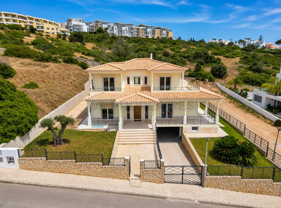 Moradia T4 para Venda em Albufeira e Olhos de Água Foto 1