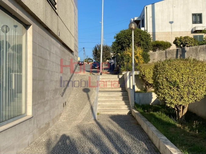 Loja para Venda em Milheiros Foto 3