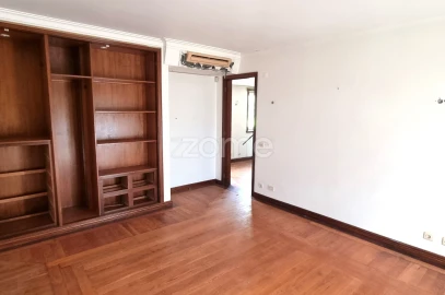 Moradia T8 para Venda em Queluz e Belas