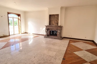 Moradia T8 para Venda em Queluz e Belas