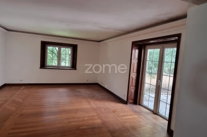 Moradia T8 para Venda em Queluz e Belas