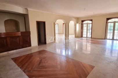 Moradia T8 para Venda em Queluz e Belas