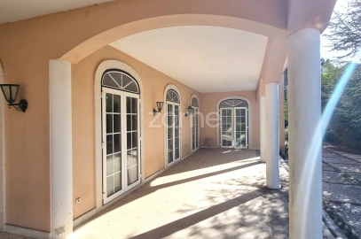 Moradia T8 para Venda em Queluz e Belas