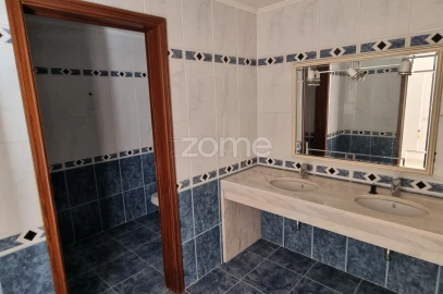 Moradia T8 para Venda em Queluz e Belas