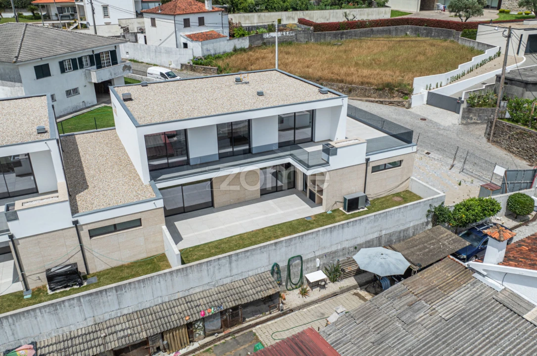 Moradia T4 para Venda em Abade de Neiva Foto 4