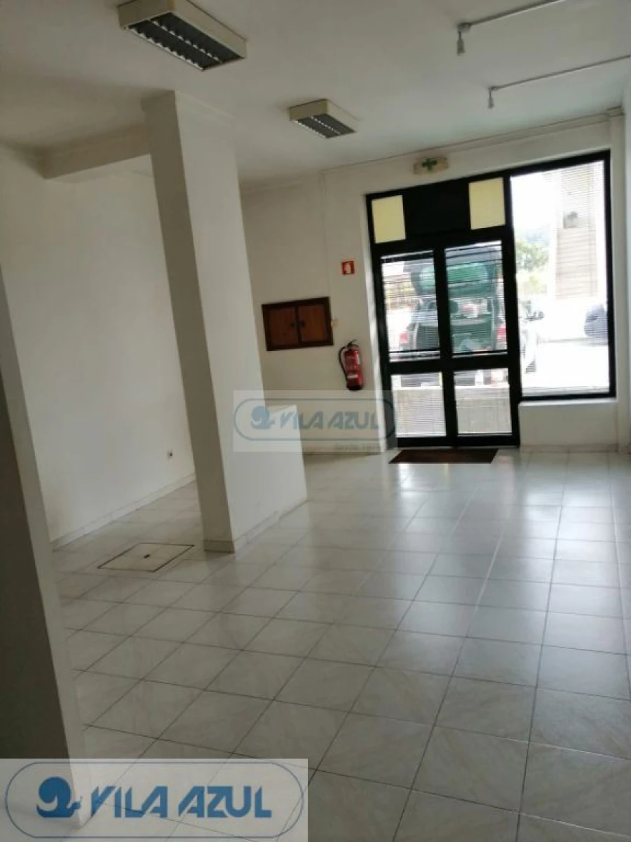 Loja para Arrendamento em Selho (São Jorge) Foto 3