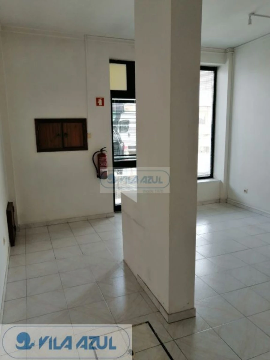 Loja para Arrendamento em Selho (São Jorge) Foto 5