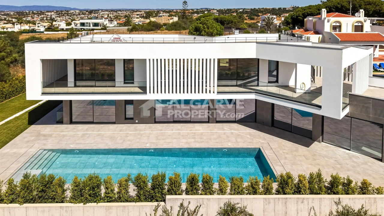 Moradia T4 para Venda em Albufeira e Olhos de Água Foto 1