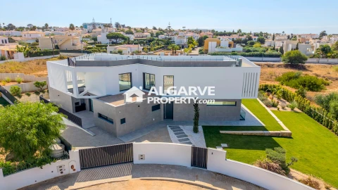 Moradia T4 para Venda em Albufeira e Olhos de Água