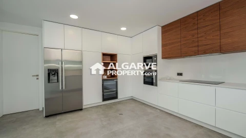 Moradia T4 para Venda em Albufeira e Olhos de Água