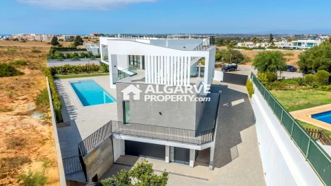 Moradia T4 para Venda em Albufeira e Olhos de Água